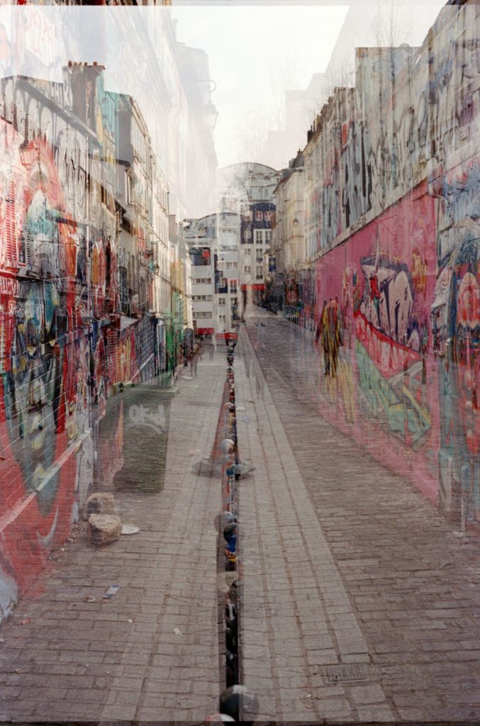 photo d'une rue avec surimpression