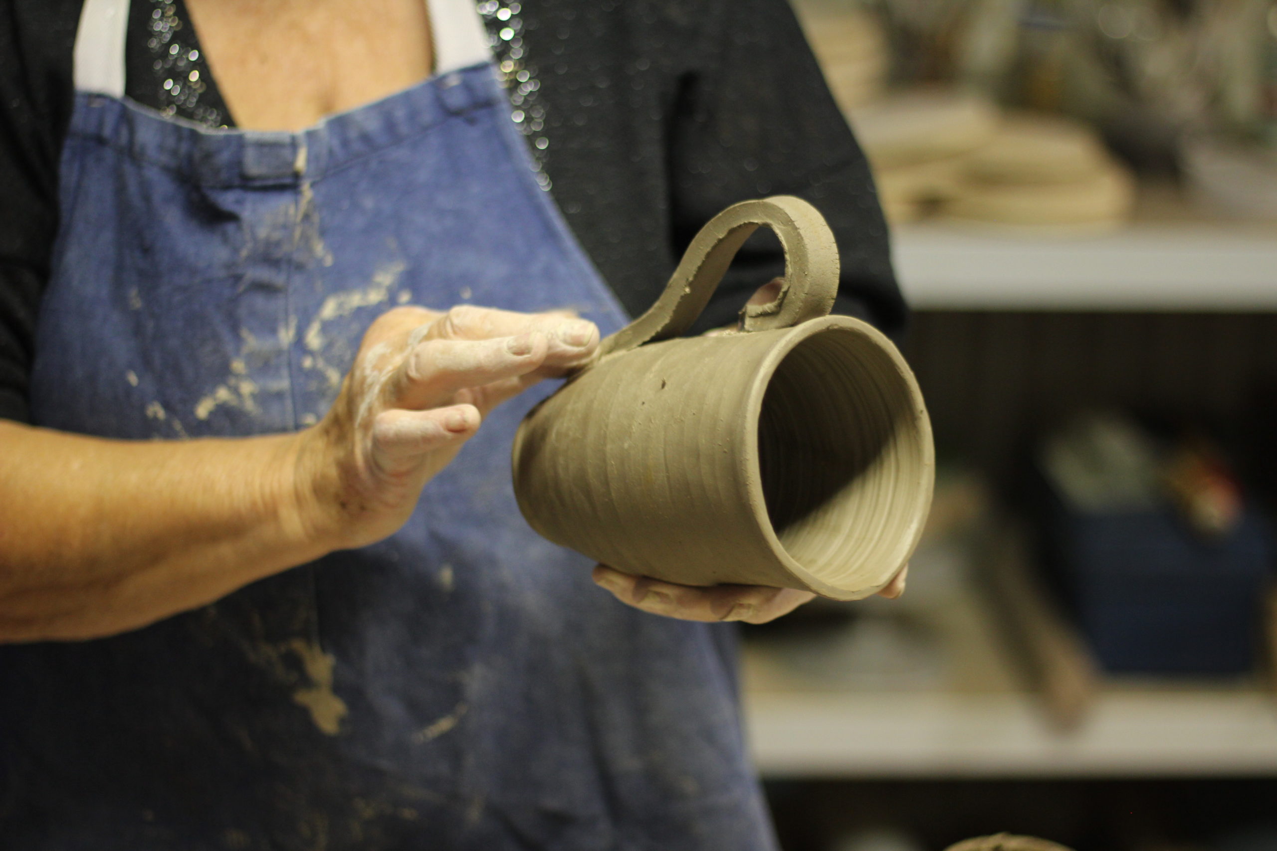 enfant faisant de la poterie