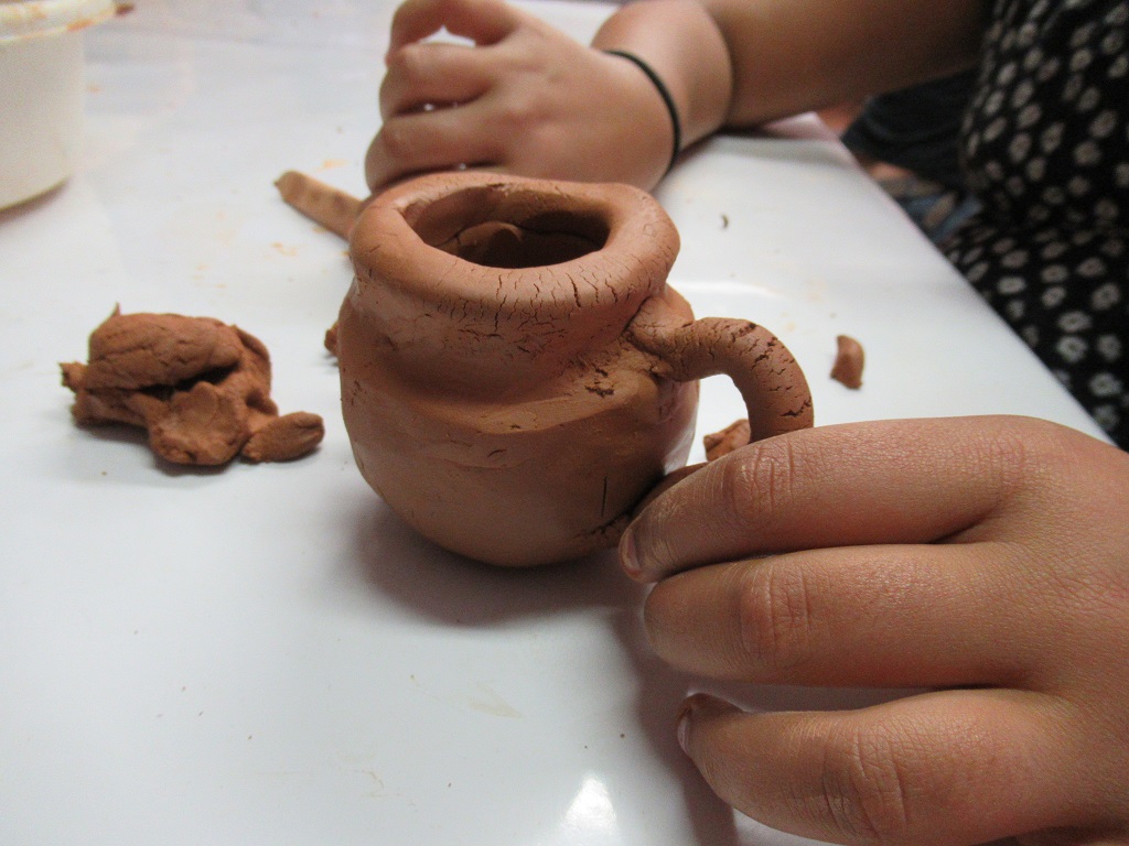 enfant faisant de la poterie